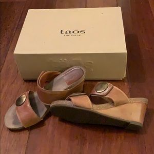Taos Arcade Wedges in Camel